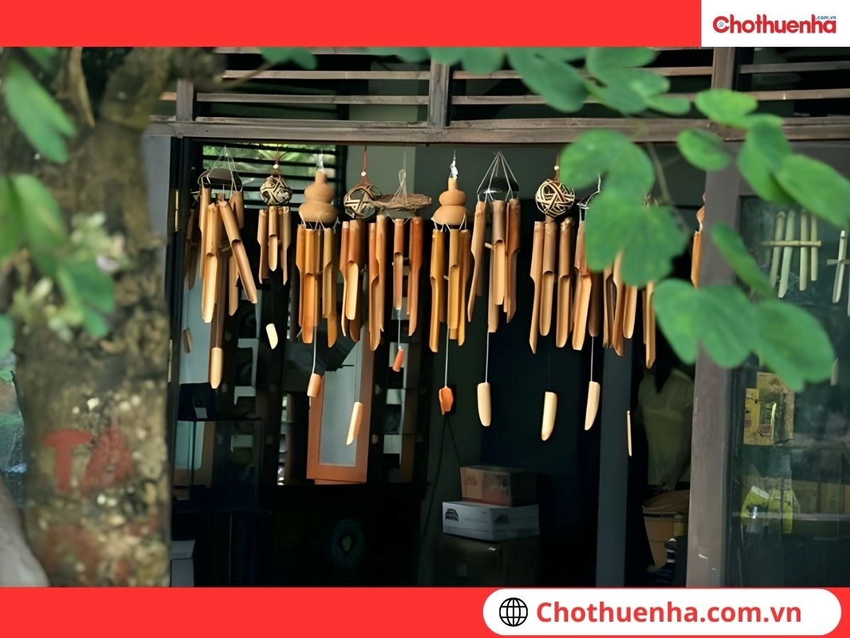 Treo chuông gió hoá giải hướng bếp xấu