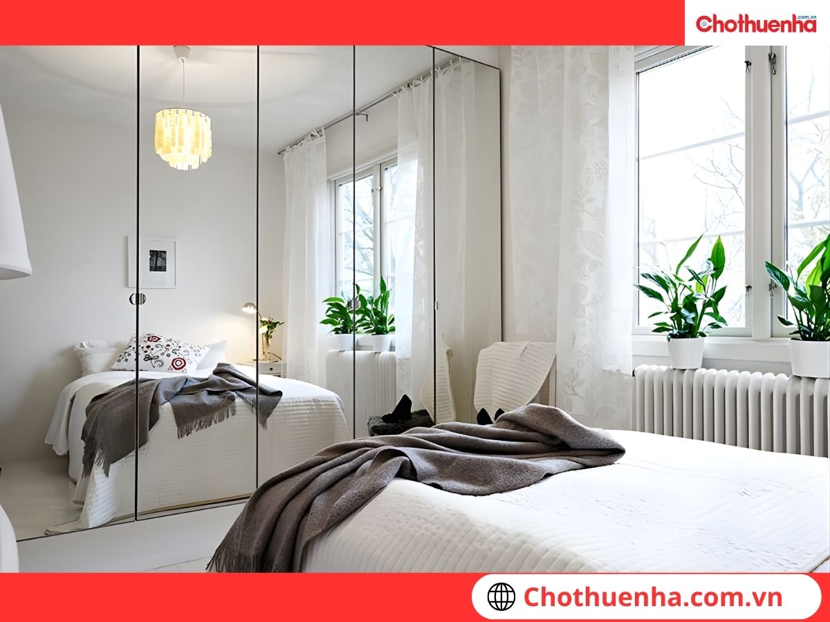 gương đối diện với giường ngủ