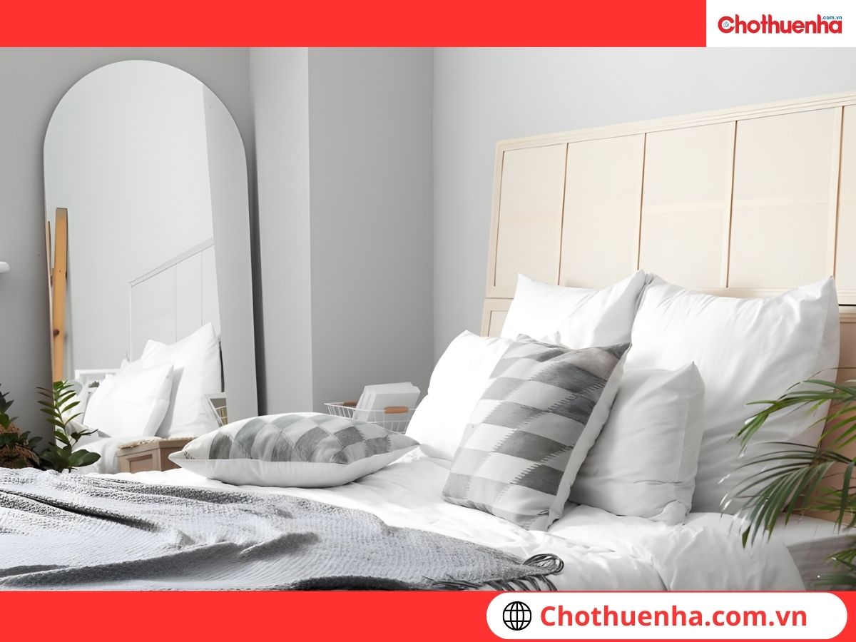 Tránh để gương đối diện với đầu giường