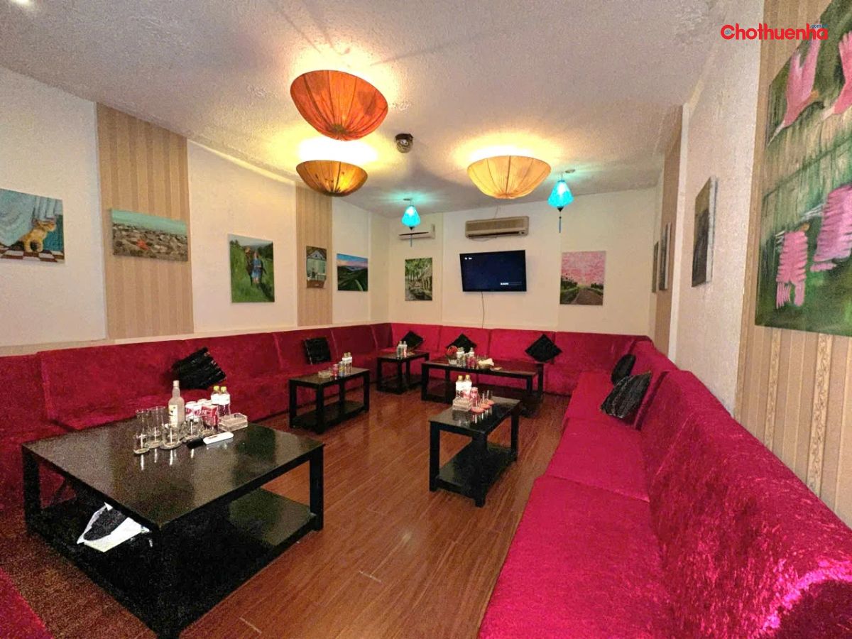 Không gian rộng rãi tại For You Karaoke Lounge