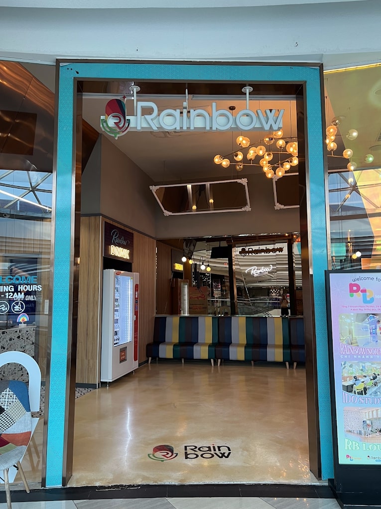 Không gian phòng hát Rainbow Karaoke với ánh sáng đa màu nổi bật