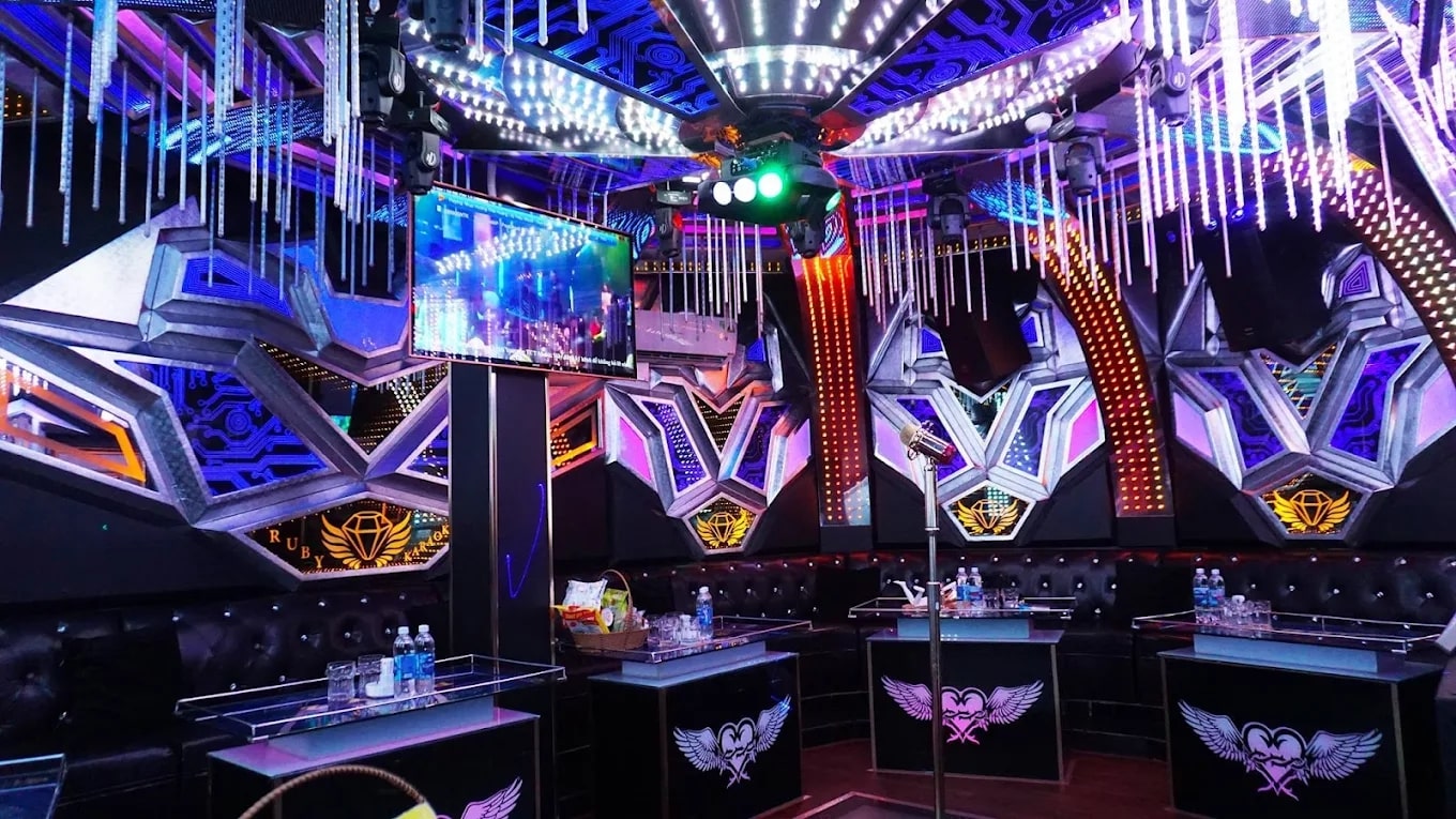 Phòng hát Holiday Karaoke Hó Lía Tý phù hợp nhóm bạn trẻ