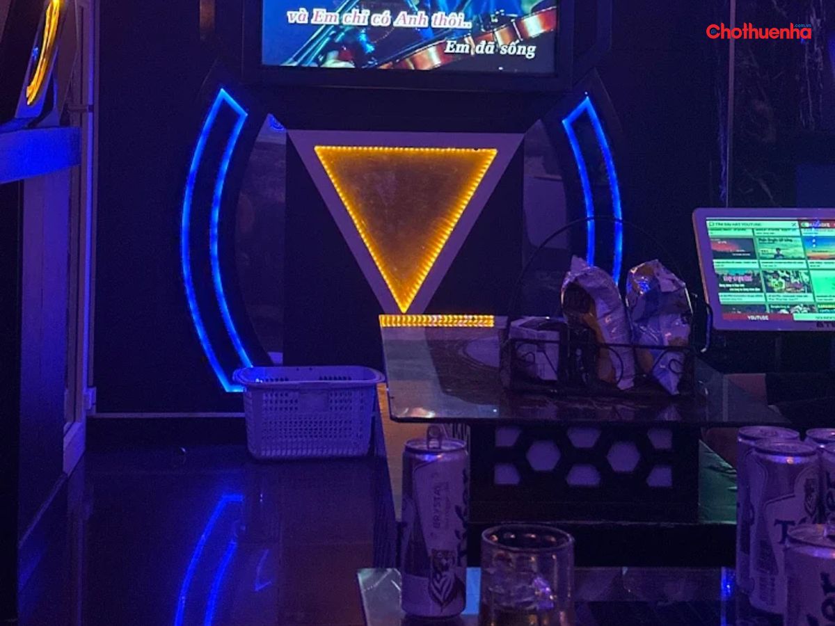 Không gian phòng hát tại Karaoke Thúy Dân được đầu tư theo phong cách hiện đại