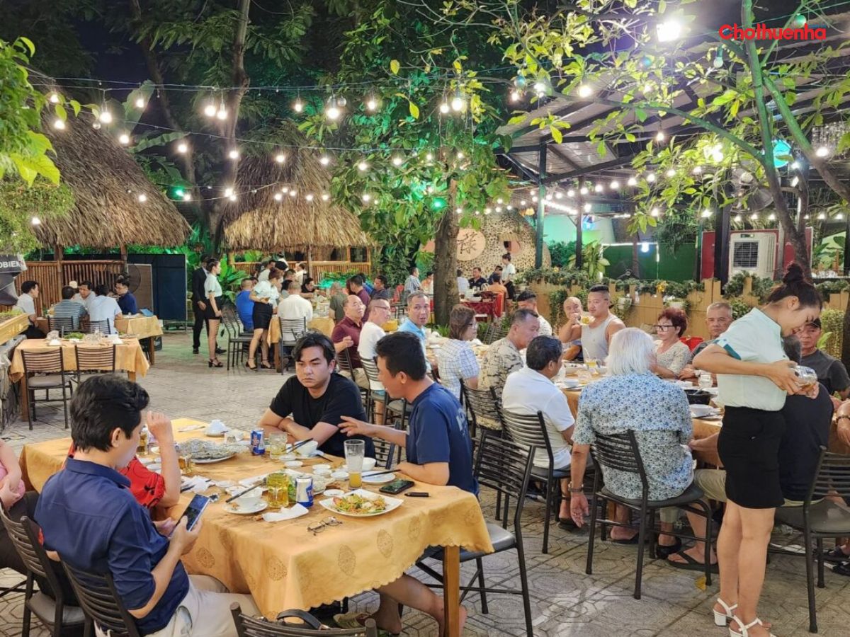 Không gian tại Nhà Hàng Hải Sản Phi Phố Biển