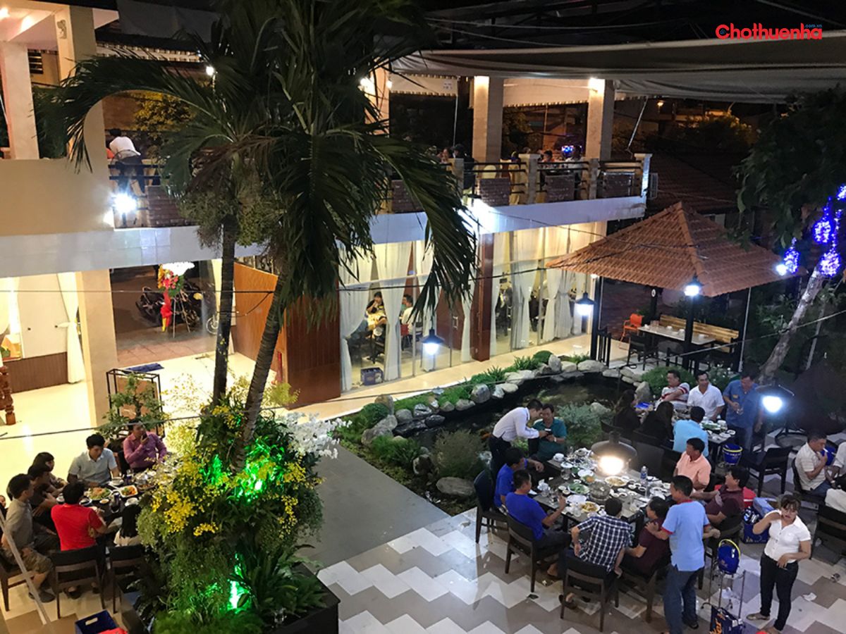 Không gian sân vườn mát mẻ tại Nhà hàng Hương Huyền Xả Gió