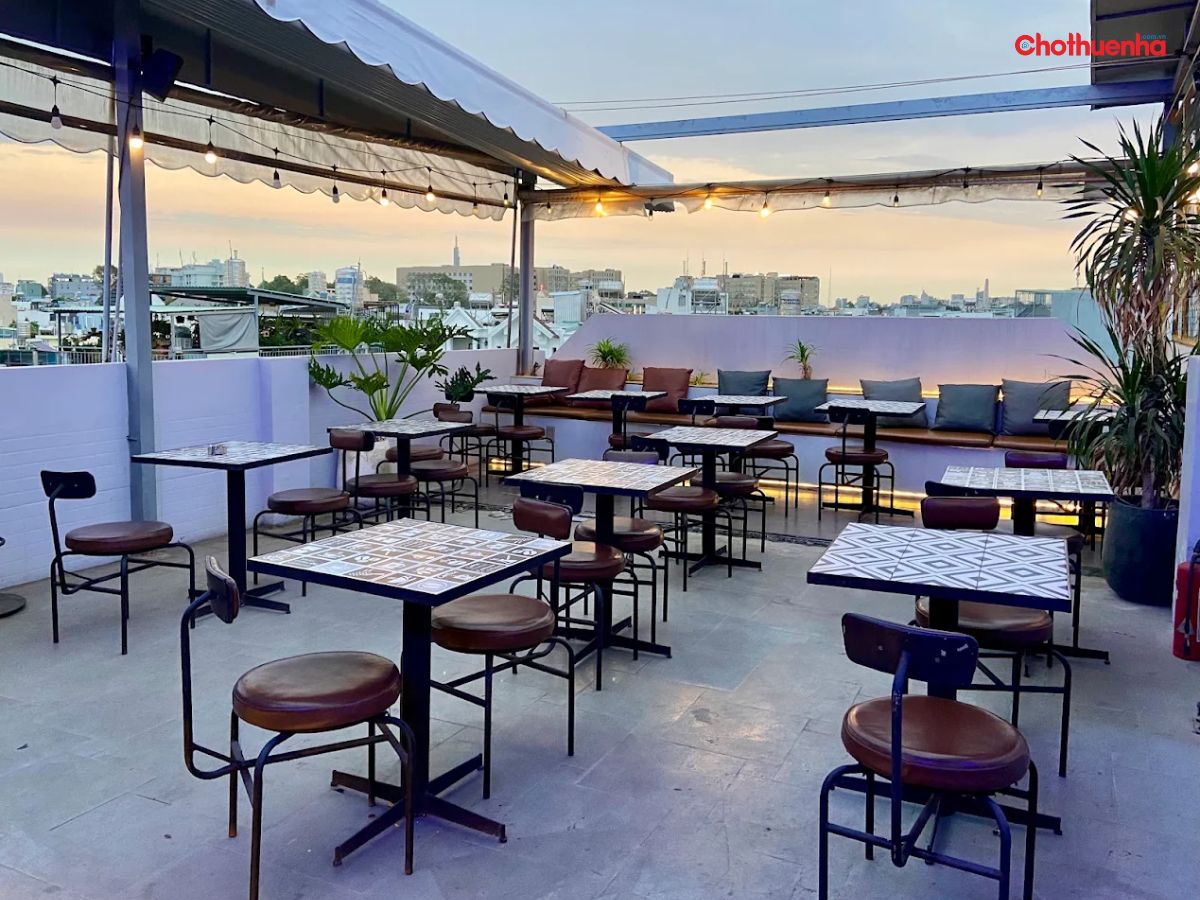 Ngắm hoàng hôn tại Heli Hup Rooftop